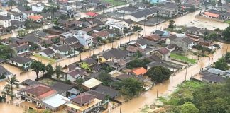 Saiba como receber alertas de desastres naturais por WhatsApp Enchente atinge bairro de Joinville. Desastres serão avisados em alertas defesa civil sc.
