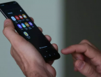 maos brancas mexendo em um smartfone
