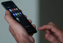 maos brancas mexendo em um smartfone