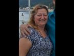 terezinha está abraçada em um homem que está cortado da foto. ela sorri