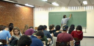 pessoas dentro de uma sala de aula, professor escrevendo na lousa. cursos técnicos gratuitos joinville