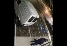 Clínica de estética em Joinville sendo arrombada por dois homens que chegaram em uma Fiorino
