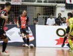 Fabinho toca a bola para a passagem de outro atleta do JEC Futsal.