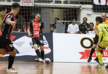 Fabinho toca a bola para a passagem de outro atleta do JEC Futsal.