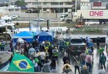 VÍDEO – Manifestantes entram em confronto com a polícia durante protesto em SC