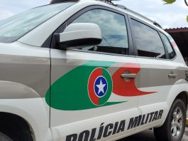 Criminosos arrombam agência bancária e furtam armas em Joinville foto de viatura da polícia militar para ilustrar nota de furto em banco em joinville