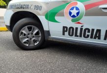 viatura da pm para ilustrar caso de adolescente atingido por tiros no jardim iririu
