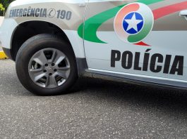 Adolescente é atingindo por tiros na rua, no Jardim Iririú, em Joinville viatura da pm para ilustrar caso de adolescente atingido por tiros no jardim iririu