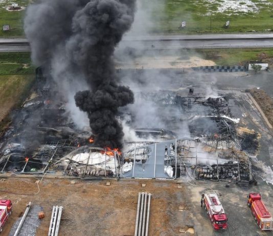 Após quase nove horas, incêndio que atingiu empresa em Penha é controlado