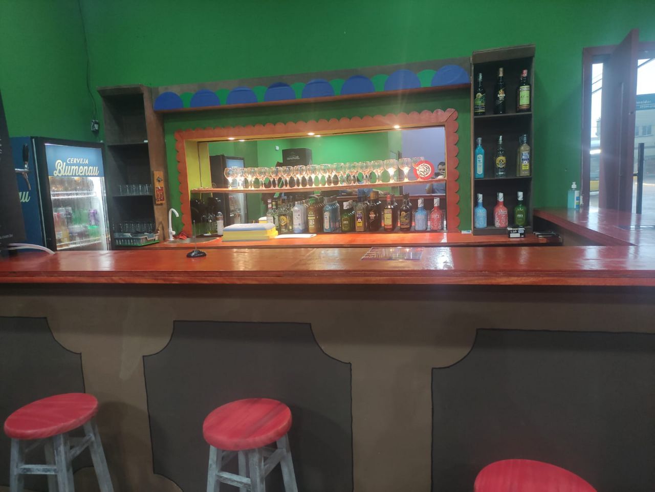Bar com temática do seriado Os Simpsons é inaugurado em Joinville