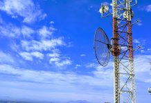 torre com um pequeno satélite em Joinville
