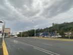 Avenida Beira Rio, no centro de Joinville, com as ruas vazias e o céu com nuvens