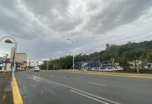 Avenida Beira Rio, no centro de Joinville, com as ruas vazias e o céu com nuvens