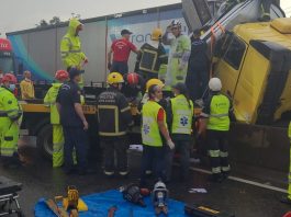 Condutor fica encarcerado em grave acidente na BR-101, em Araquari