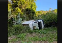 FOTOS – Caminhão cai em ribanceira e motorista fica ferido em Santa Catarina