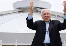 Monsenhor Jonas Abib, com as mãos para cima, em frente a comunidade católica Canção Nova