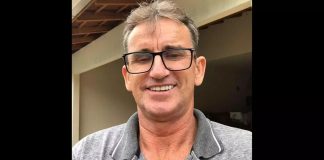 Homem grisalho, usando óculo e camisa polo cinza, morreu soterrado