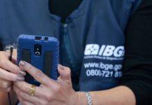 recenseador do IGBE com colete e celular