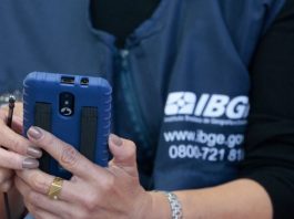 recenseador do IGBE com colete e celular