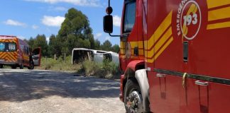 Idoso fica encarcerado após picape tombar no Planalto Norte