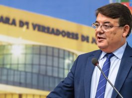 vereador maurício peixer na tribuna da câmara de vereadores de joinville