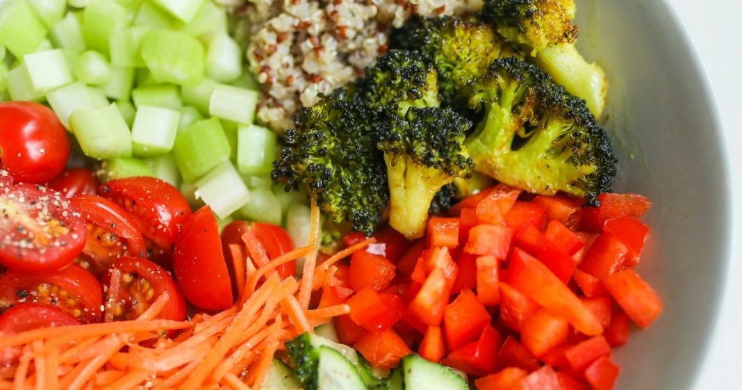 prato com brócolos, tomate, cenoura e outros vegetais