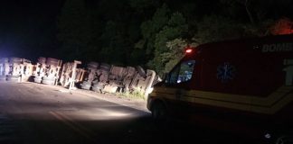 Motorista é hospitalizado após carreta tombar em rodovia do Norte de SC