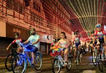 movimento bike de natal passando pelas ruas do centro de joinville