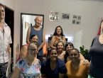 dez pessoas do grupo posando para a foto no meio da sala