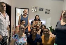 Tradição que ultrapassa gerações em Joinville: conheça grupo que realiza novena de Natal em casa dez pessoas do grupo posando para a foto no meio da sala