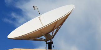 antena parabólica no telhado de uma casa