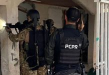 policiaias entrando em uma residencia