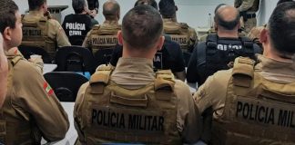 policiaisi civis e policiais militares sentados em uma sala