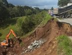 Parte de via desaba e interdita Serra Dona Francisca