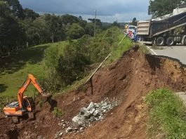 Parte de via desaba e interdita Serra Dona Francisca