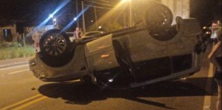Três pessoas ficam feridas em acidente com três carros e capotamento em Joinville