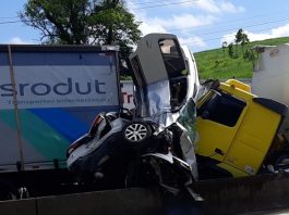 VÍDEO – Carros são esmagados entre caminhões na BR-101, em Araquari carros esmagados por dois caminhões na br-101