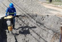 Homens trabalham no reparo de um vazamento de água