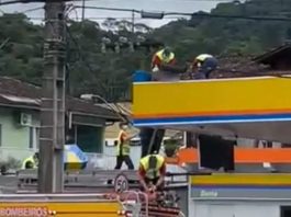 Homem morre após sofrer descarga elétrica enquanto trabalhava em Santa Catarina Homem morre após sofrer descarga elétrica enquanto trabalhava em Santa Catarina