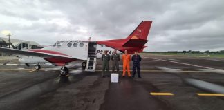 Aeronave dos Bombeiros Militares realiza transporte de órgãos para Joinville Aeronave Arcanjo-06 e equipe que realizou transporte de órgãos
