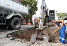 Após asfalto rachar devido à chuva, rua Visconde de Taunay passa por manutenção, em Joinville Trabalhadores realizam manutenção na rua Visconde de Taunay
