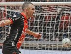 Ex-ala do JEC Futsal Caio comemora gol usando uniforme principal (vermelho, preto e branco)