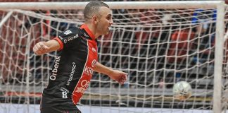 Ex-ala do JEC Futsal Caio comemora gol usando uniforme principal (vermelho, preto e branco)