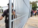 Porteiro do Enem fechando portão