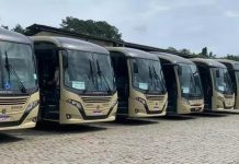 Sete ônibus em Joinville estacionados