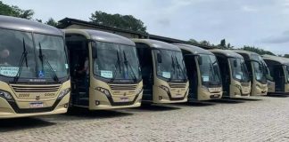 Sete ônibus em Joinville estacionados