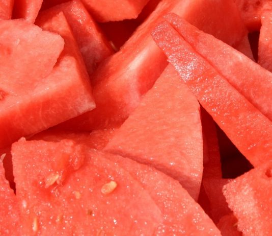 Conheça sete estratégias para evitar ou reduzir o inchaço no verão