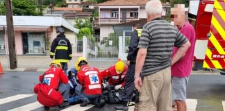 Motociclista é hospitalizado após colisão com carro no Boa Vista, em Joinville Bombeiros atendem motociclista que foi hospitalizado após acidente
