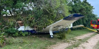 Piloto sofre traumatismo craniano após avião bater contra árvores em SC Avião bateu contra árvores