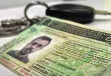 Prazo para renovar carteira de habilitação volta a ser de 30 dias Carteira Nacional de Habilitação com chave de carro ao fundo